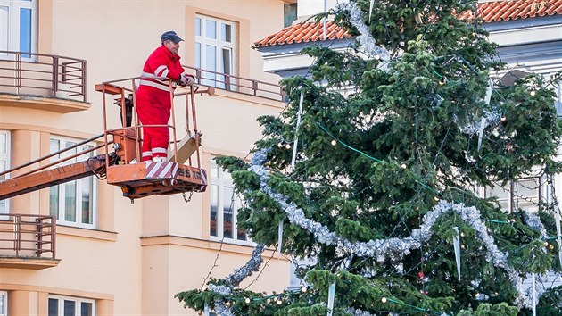 Řemeslníci v uplynulých dnech dokončovali na náměstí Přemysla Otakara II. stánky a zdobili vánoční strom.