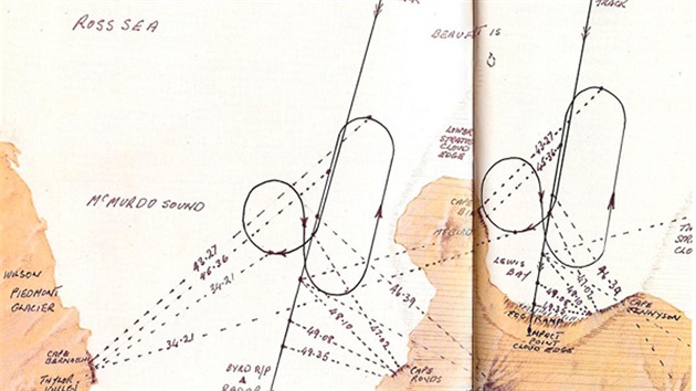 Vlevo oekvan tra, vpravo skuten tra letounu Situan plnek ostrova Ross obsahuje i s asovmi vnosy koment Peter Mulgrewa z kokpitu.