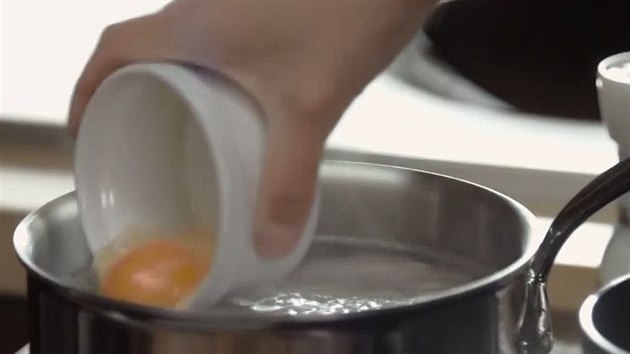 Stáhněte oheň pod vroucí vodou s octem a opatrně do ní těsně nad hladinou vylijte připravené syrové vajíčko.