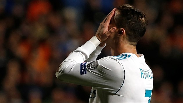 Cristiano Ronaldo z Realu Madrid bhem utkn Ligy mistr na hiti APOEL Niksie.