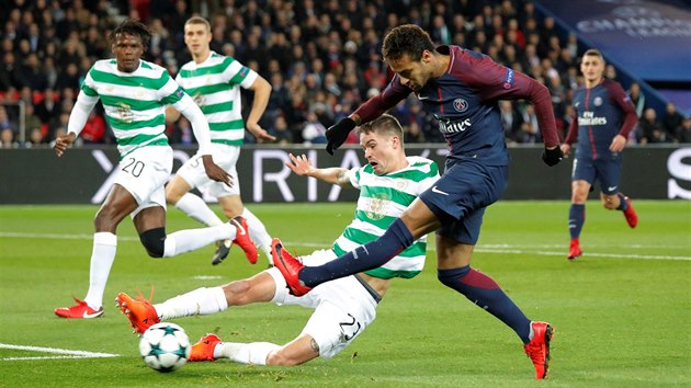 Neymar z Paris St Germain stl na brnu Celtiku Glasgow v utkn Ligy mistr.