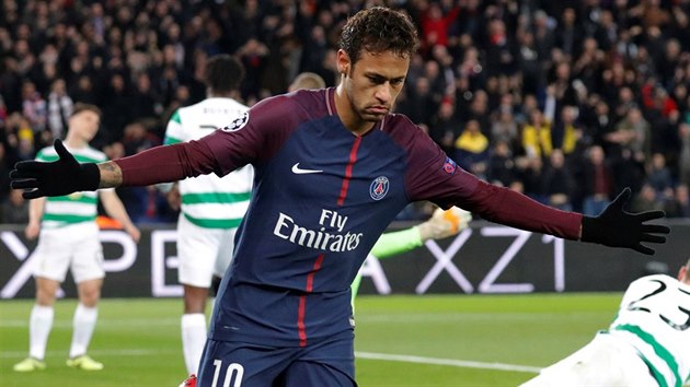 Neymar z Paris St Germain slav gl v utkn Ligy mistr proti Celtiku.