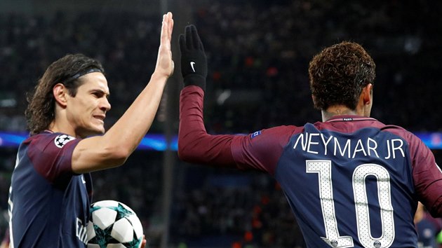 Neymar z Paris St Germain a jeho spoluhr Edison Cavani se raduj z glu v utkn Ligy mistr proti Celtiku.