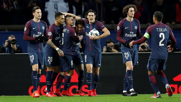 Fotbalist Paris St. Germain se raduj z glu proti Celtiku Glasgow v utkn Ligy mistr.