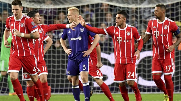 Fotbalist Bayernu Mnichov se raduj z glu na hiti Anderlechtu v utkn Ligy mistr.