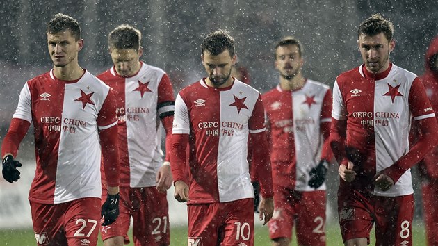 Slvista Jaromr Zmrhal (vpravo) se spoluhri (zprava) Hubauerem, kodou a Necidem opoutj bojit v Jablonci, kde remizovali 1:1.