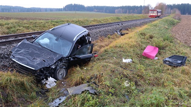 Na elezninm pejezdu u Obratan se 22. listopadu asn rno stetl osobn automobil s motorovm vlakem. Tce zrann byl idi auta.