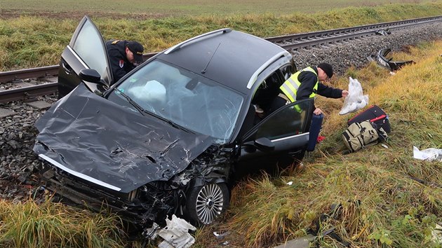 Na elezninm pejezdu u Obratan se 22. listopadu asn rno stetl osobn automobil s motorovm vlakem. Tce zrann byl idi auta.