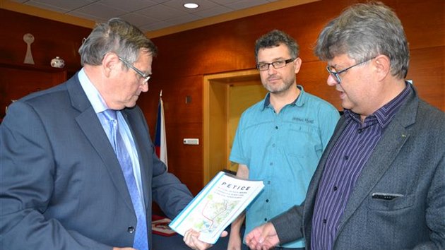 Starosta Ok��ek Zden�k Ry�av� (vpravo) p�edal hejtmanu Ji��mu B�hounkovi (vlevo) petici za v�stavbu nov� silni�n� p�elo�ky do pr�myslov� z�ny P�ibyslavice dopln�nou 1229 podpisy.