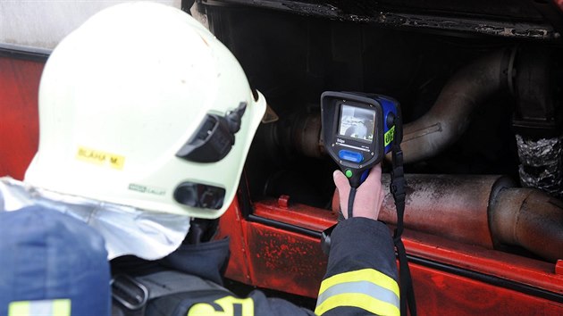 Hasii vyrazili k poru motoru autobusu. Ped jejich pjezdem jej uhasil idi (20.11.2017)