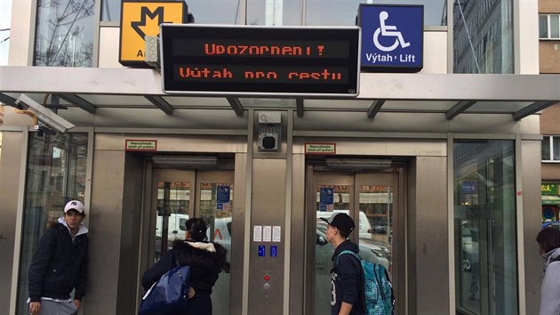 Vtah do stanice metra Andl je mimo provoz