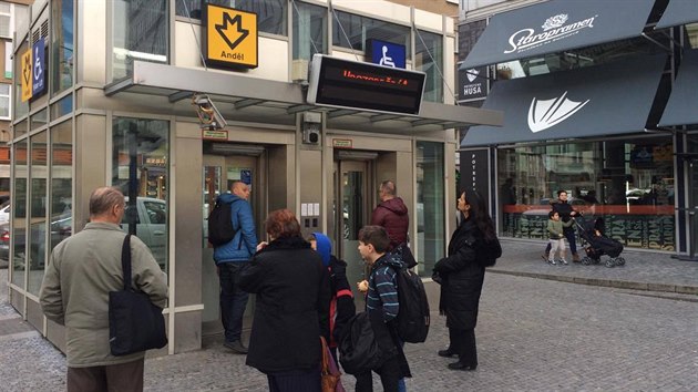 Vtah do stanice metra Andl je mimo provoz. Lid na nj ekaj marn (22.11.2017)