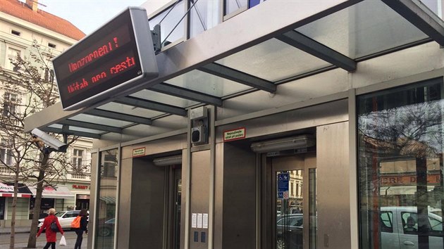 Výtah do stanice metra Anděl je mimo provoz. Lidé na něj čekají marně (22.11.2017)