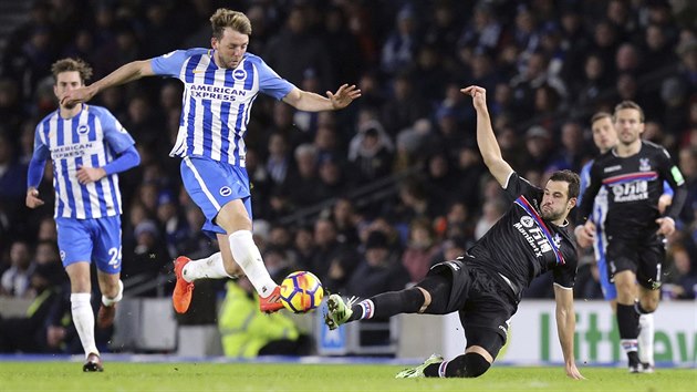 Luka Milivojevi z Crystal Palace (vpravo) a Dale Stephens z tmu Brighton & Hove Albion v souboji o m.