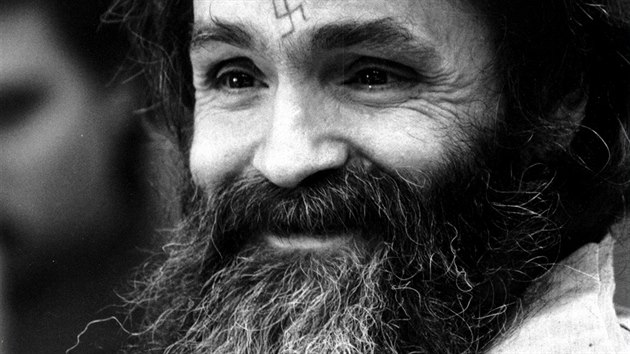 Charles Manson ina archivním snímku z roku 1971 v kalifornské věznici.