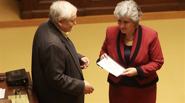 Osvden o zvolen do Snmovny pedval zkonodrcm ped zatkem prvn schze za Sttn volebn komisi Vclav Henych z ministerstva vnitra. Na snmku si dokument pebr Alena Gajdkov (SSD). (20. 11. 2017)