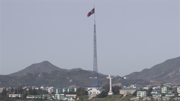 Sevrokorejsk vlajka na 160 metr vysokm storu vlaje jen kousek od demilitarizovan zny a hranin vesnice Pchanmundom.