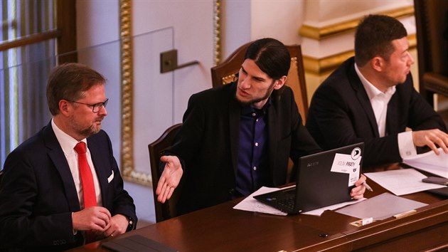 Mstopedseda Snmovny Vojtch Pikal (Pirti) gratuluje Petru Fialovi (ODS) ke zvolen mstopedsedou.