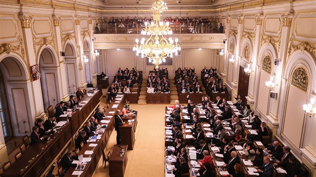 Poslaneck snmovna jedn o vborech a zasedacm podku. Zatm sed poslanci dle abecedy. (28. 11. 2017)