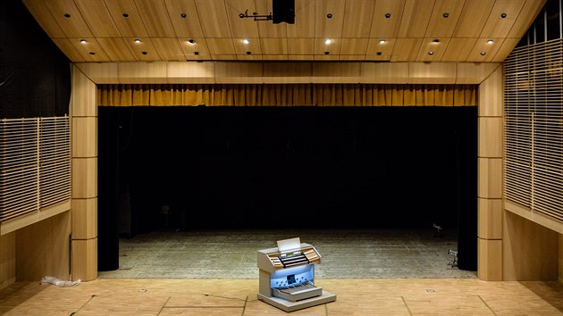 Mistrovsk varhany jsou skoro hotov, Filharmonie Hradec Krlov ukzala hrac stl s manuly, pedly a ovldnm rejstk (29. 11. 2017).