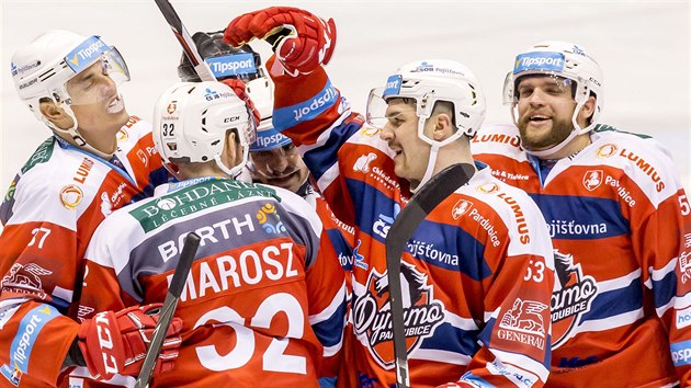 Pardubičtí hokejisté slaví gól Rostislava Marosze na 1:0 v předchozím utkání s Libercem (výhra Dynama 5:1). Zcela vpravo obránce Marek Trončinský.