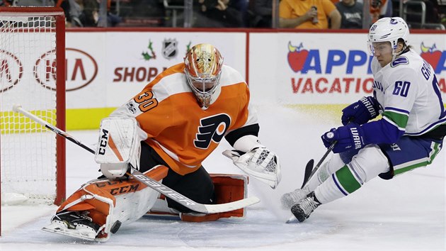 Brank Michael Neuvirth z Philadelphie likviduje anci Markuse Granlunda z Vancouveru.