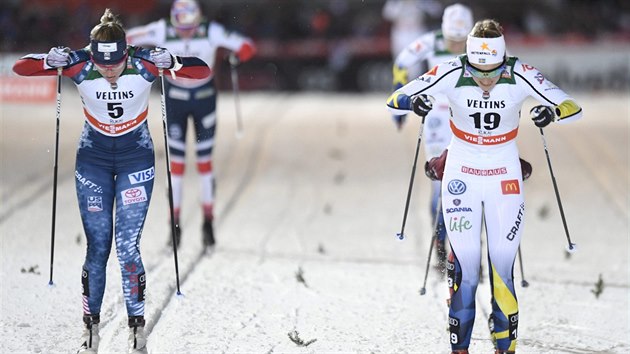 vdsk bkyn na lych Stina Nilssonov (vpravo) projd clem vodnho sprintu Svtovho pohru ve finsk Ruce,