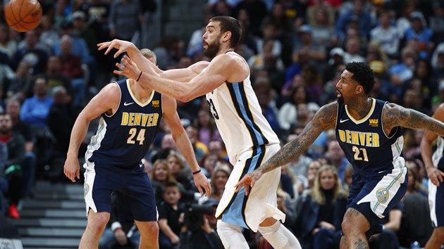 Marc Gasol z Memphisu odehr�v� m�� mezi  Masonem Plumleem (vlevo) a Wilsonem Chandlerem z Denveru.