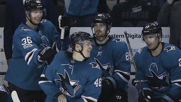 Tom Hertl (v poped) ze San Jose se raduje se spoluhri ze stdaky z glu v zpase s Winnipegem.