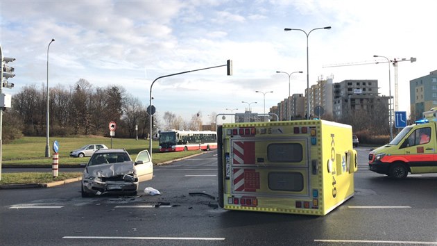 V Praze 11 se na kiovatce srazila sanitka s autem. (20.11.2017)