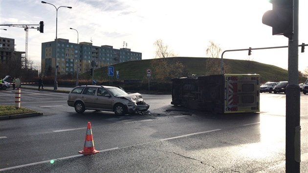 V Praze 11 se na kiovatce srazila sanitka s autem. (20.11.2017)