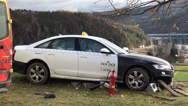 Taxik za volantem zkolaboval a mlem sjel ze svahu. Vezl pasara, po kterm ptrala policie.
 (20.11.2017)