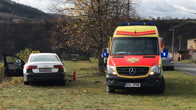 Taxik za volantem zkolaboval a mlem sjel ze svahu. Vezl pasara, po kterm ptrala policie.
 (20.11.2017)