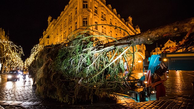 Instalace vnonho stromu na Staromstskm nmst (28.11.2017 )