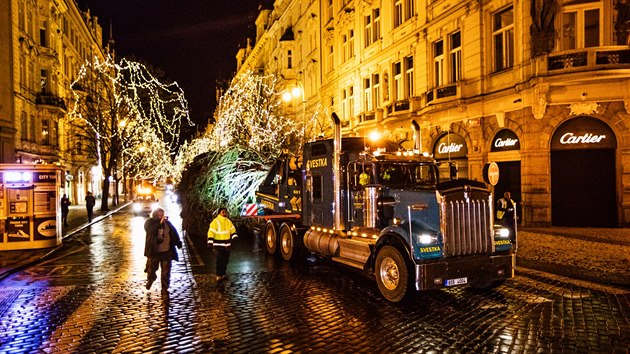 Instalace vánočního stromu na Staroměstském náměstí (28.11.2017 )