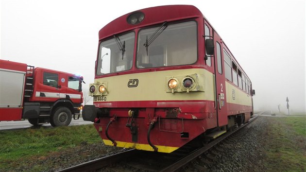 Na nechvaln znmm elezninm pejezdu u kiovatky pobl Smric na Prostjovsku narazil vlak do nvsu kamionu.