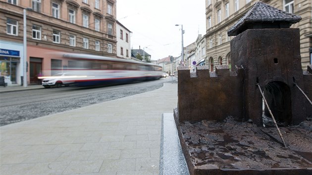 Bronzový model na žulovém podstavci připomíná na nově opravené třídě 1. máje jednu z někdejších městských bran, jejíž historie sahá až do doby Lucemburků a základy leží pod dlažbou dodnes.