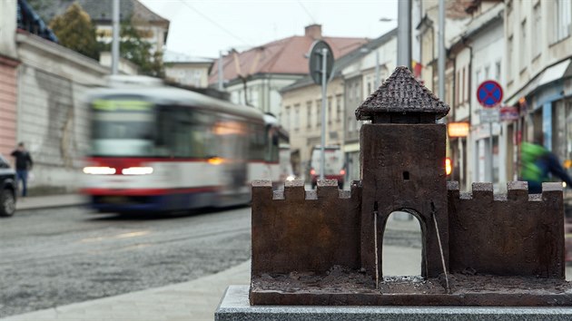 Bronzov model na ulovm podstavci pipomn na nov opraven td 1. mje jednu z nkdejch mstskch bran, jej historie sah a do doby Lucemburk a zklady le pod dlabou dodnes.