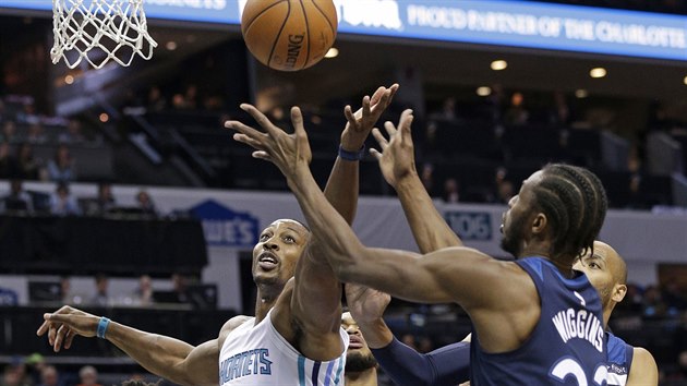 Dwight Howard (vlevo) z Charlotte na doskoku bojuje s Andrewem Wigginsem z Minnesoty.