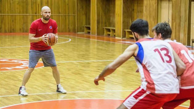 Kondin trenr eskch basketbalist Michal Miejovsk a jeho svenci v pardubick hale Na Dukle