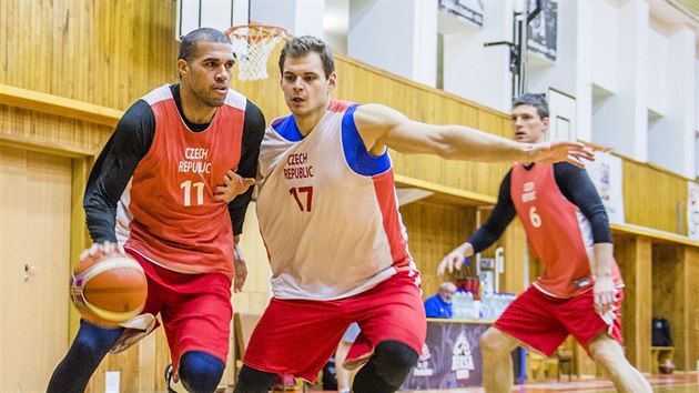 Blake Schilb (vlevo) se na trninku eskch basketbalist sna obejt Jaromra Bohaka.