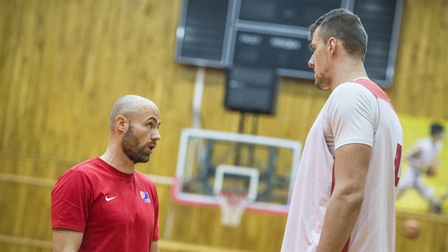 Ondej Balvn (vpravo) naslouch na trninku eskch basketbalist radm kondinho trenra Michala Miejovskho.