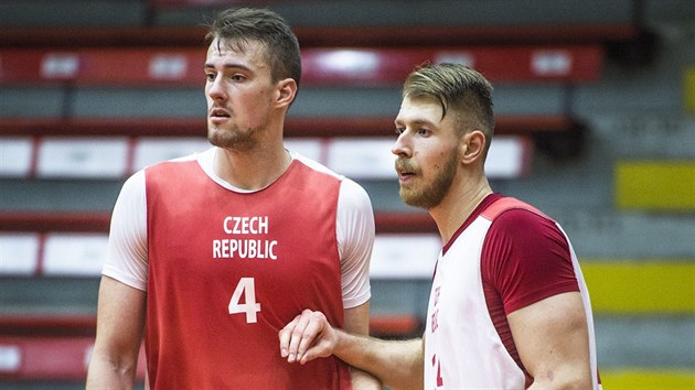 Ondej Balvn (vlevo) a Patrik Auda na trninku eskch basketbalist