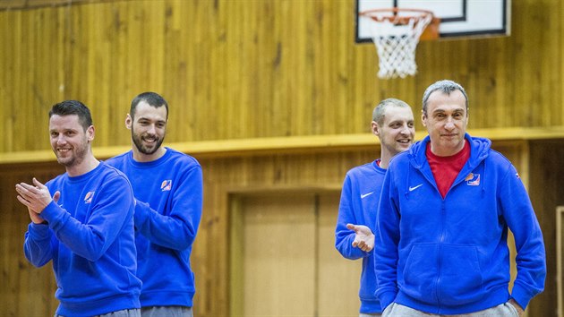 Trenrt asistenti Lubomr Rika a Jan Pospil, reprezentan manaer Michal ob a hlavn trenr Ronen Ginzburg (zleva) na trninku eskch basketbalist.