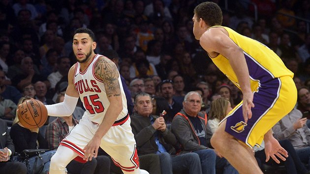 Denzel Valentine (vlevo) z Chicaga se sna obejt Brooka Lopeze z LA Lakers.