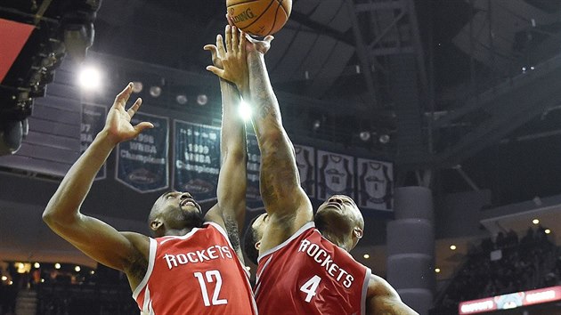 Luc Mbah a Moute (vlevo) a P. J. Tucker z Houstonu na sebe narazili v souboji o doskok.