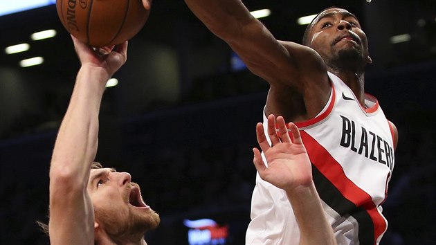 Maurice Harkless (vpravo) z Portlandu zablokoval Tylera Zellera z Brooklynu.