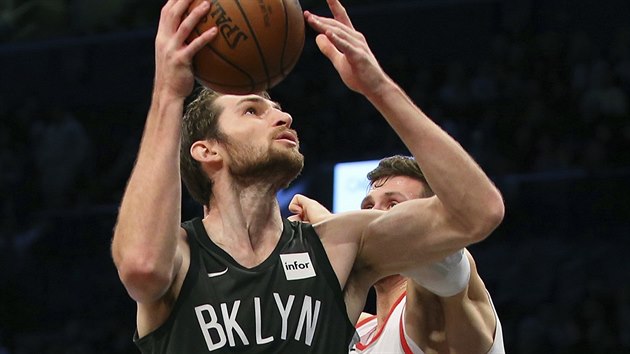 Tyler Zeller (vlevo) z Brooklynu to kolem Jusufa Nurkie z Portlandu.