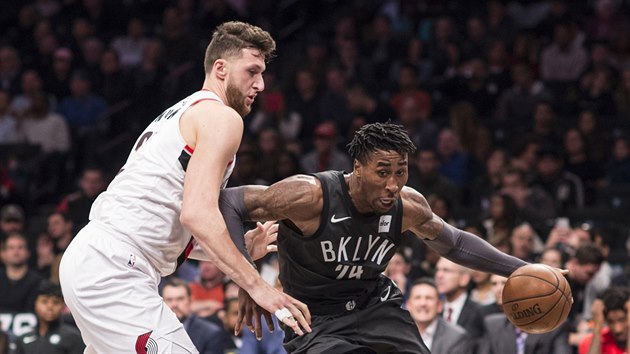 Rondae Hollis-Jefferson (vpravo) z Brooklynu unik kolem Jusufa Nurkie z Portlandu.