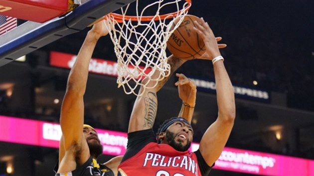 Anthony Davis (vpravo) z New Orleans doskoil m ped JaValem McGee z Golden State.